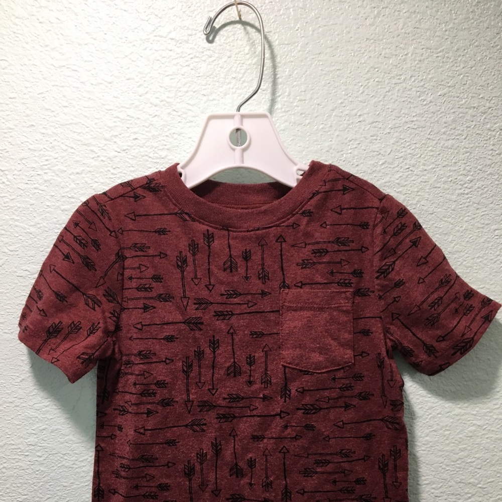 Old Navy Tee 2T Arrows in Red